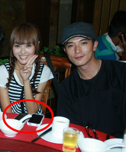 Cả hai bị bắt gặp rất nhiều lần khi "hẹn hò" và còn có bằng chứng dùng điện thoại đôi. Cả hai bị bắt gặp rất nhiều lần khi "hẹn hò" và còn có bằng chứng dùng điện thoại đôi.