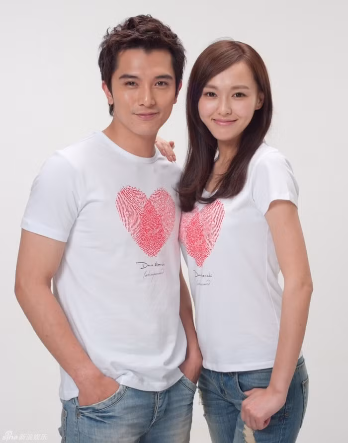 Khưu Trạch, người Đài Loan, được bầu chọn là đệ nhất mỹ nam 2012 của showbiz Hoa ngữ. Trong khi Đường Yên cũng nổi tiếng là người đẹp có tài của Thượng Hải