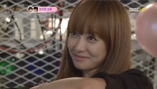 Nụ cười gượng không che được đôi mắt buồn.