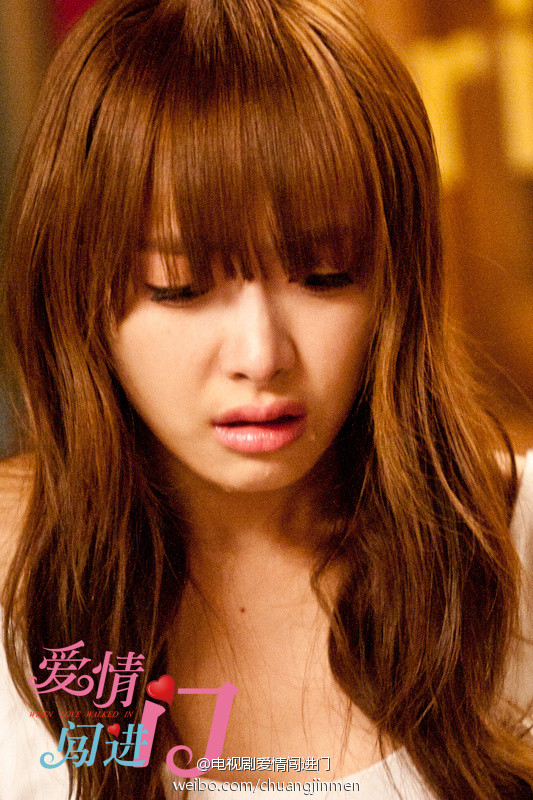Trong phim "When Love Walked In" Victoria hóa thân thành "cô bé lọ lem" và có rất nhiều cảnh khóc lấy nước mắt của khán giả. Trong phim "When Love Walked In" Victoria hóa thân thành "cô bé lọ lem" và có rất nhiều cảnh khóc lấy nước mắt của khán giả.