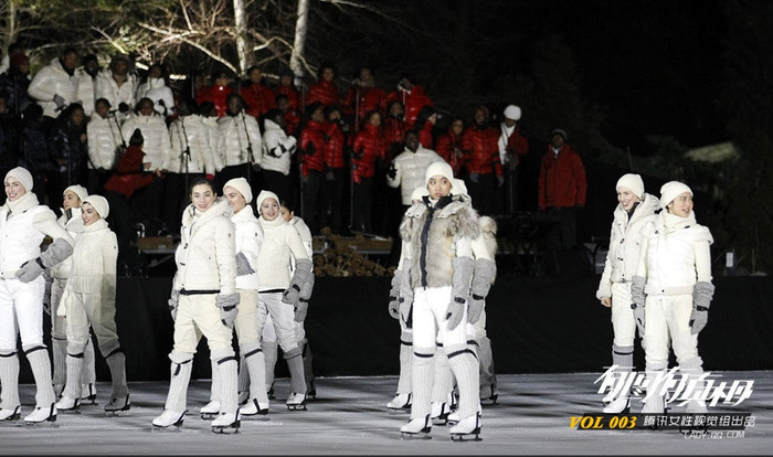 Dàn người mẫu trên sân băng.