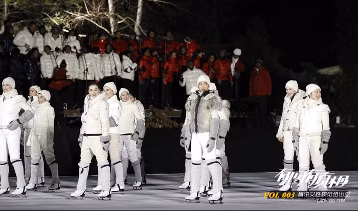 Dàn người mẫu trên sân băng.