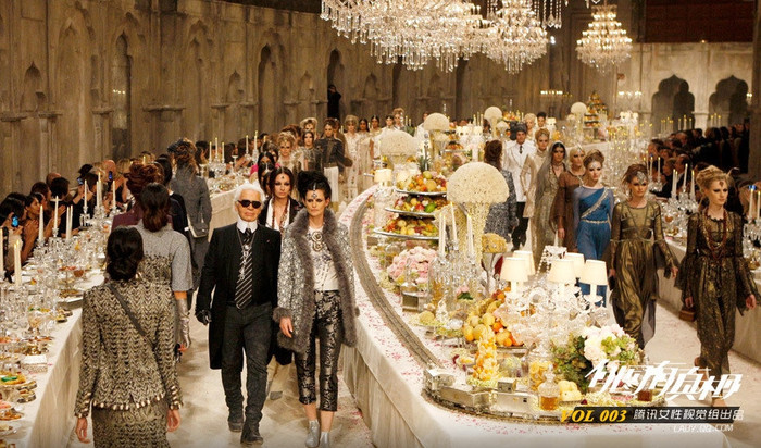 Buổi trình diễn thời trang đầu mùa thu năm nay của Chanel trình diễn trong không khí của một buổi tiệc.