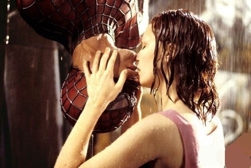 Nụ hôn người nhện nổi tiếng trong "Spider-Man" của Peter Parker và Mary Jane Watson. Nụ hôn người nhện nổi tiếng trong "Spider-Man" của Peter Parker và Mary Jane Watson.