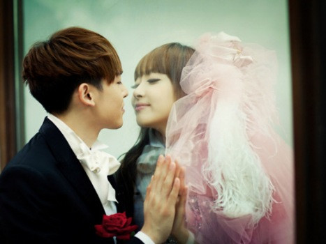 Nụ hôn cưới lãng mạn qua kính của cặp "vợ chồng" Khuntoria. Nụ hôn cưới lãng mạn qua kính của cặp "vợ chồng" Khuntoria.