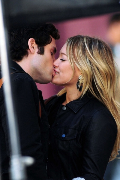 Trong "Gossip Girl" với nụ hôn lãng mạn, nồng nàn của Hilary Duff và Penn Badgley. Trong "Gossip Girl" với nụ hôn lãng mạn, nồng nàn của Hilary Duff và Penn Badgley.