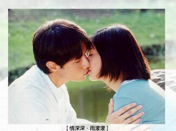 Nụ hôn lãng mạn dưới ánh nắng chiều của chuyện tình đầy trắc trở: Chàng công tử nhà giàu Hà Thư Hoàng - Cổ Cự Cơ và cô gái giàu nghị lực Y Bình - Triệu Vy. Nụ hôn lãng mạn dưới ánh nắng chiều của chuyện tình đầy trắc trở: Chàng công tử nhà giàu Hà Thư Hoàng - Cổ Cự Cơ và cô gái giàu nghị lực Y Bình - Triệu Vy.