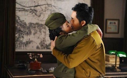 Nụ hôn quân nhân nổi tiếng của Tôn Phi Phi và Chung Hán Lương trong 'Nội tuyến'. Nụ hôn quân nhân nổi tiếng của Tôn Phi Phi và Chung Hán Lương trong 'Nội tuyến'.