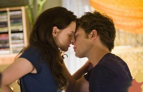 Cặp đôi phim giả tình thật Kristen Stewart và Robert Pattinson trong "Twilight". Cặp đôi phim giả tình thật Kristen Stewart và Robert Pattinson trong "Twilight".