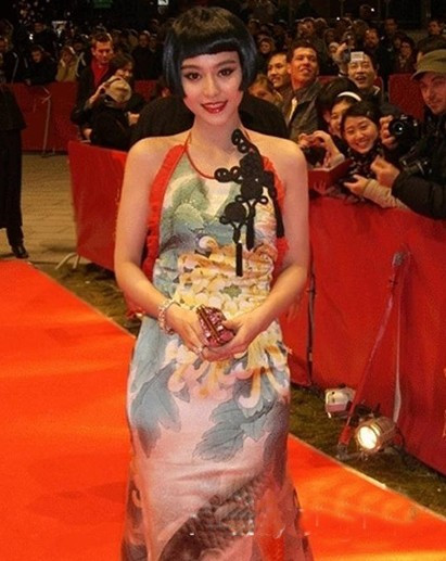 Váy hoa tóc ngắn thiếu hài hòa còn khiến cô nàng họ Phạm trở nên "đặc biệt" hơn.