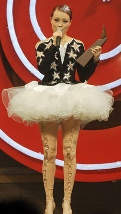 Đi nhận giải mà Dung Tổ Nhi mặc đồ xấu đến mức không tưởng tượng được.