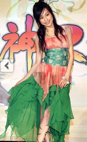 Vương Tâm Lăng như "nàng tiên" sặc sỡ.