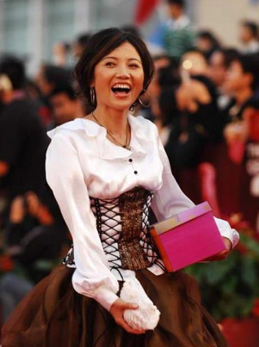 Nhan Bính Yến rườm rà, lỗi mốt khi diện bộ váy 50 năm về trước.