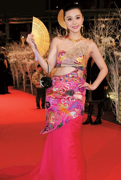 Phạm Băng Băng trên thảm đỏ điệu đà với bộ váy "lòe loẹt" và những chiếc quạt không ra hình thù.