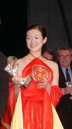 Chương tử Di mặc yếm lên nhận giải.