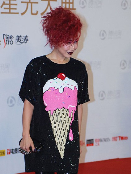 Tôn Duyệt đứng trên thảm đỏ với môi thâm, tóc đỏ mà chẳng khác gì đi dự lễ hội hóa trang dọa người.