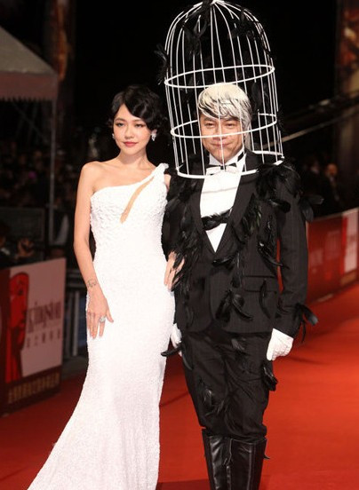 Tiểu S, Thái Khang Vĩnh - hai MC nổi tiếng của show truyền hình "Khang Hy tới rồi" "song kiếm hợp bích" một đen một trắng. Đặc biệt với phong cách lồng chim có một không hai của Thái Khang Vĩnh.