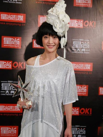 Tuy Châu Tấn không phải là ngôi sao thích "chơi trội" nhưng "buông thả" hình tượng thế này cũng không phải là tốt.