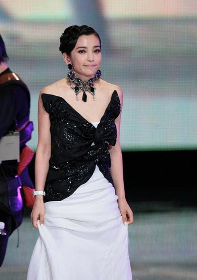 Lý Băng Băng diện váy trắng nơ đen nhưng lại rụt cổ khiến hình tượng "giảm giá" nghiêm trọng.