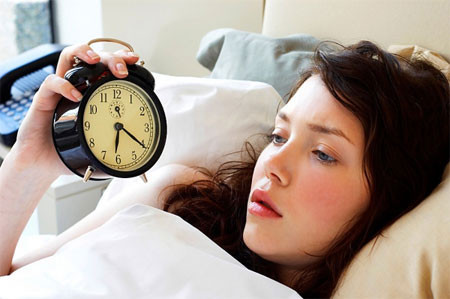 Chế độ chăm sóc da. Cần đi ngủ từ khoảng từ 10 đến 11 giờ tối, tránh thức khuya, đồng thời phải vệ sinh da mặt sạch sẽ trước lúc đi ngủ, nếu dùng thêm kem dưỡng da thì hiệu quả sẽ càng cao. Chế độ chăm sóc da. Cần đi ngủ từ khoảng từ 10 đến 11 giờ tối, tránh thức khuya, đồng thời phải vệ sinh da mặt sạch sẽ trước lúc đi ngủ, nếu dùng thêm kem dưỡng da thì hiệu quả sẽ càng cao.