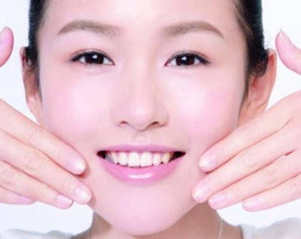 Khắc phục làn da thô ráp. Rửa mặt sạch sẽ trước lúc đi ngủ sau đó lấy dấm và glycerol (glycerol là một tác nhân loại nước qua thẩm thấu, có các đặc tính hút ẩm và làm trơn) theo tỉ lệ 5:1 trộn đều rồi thoa lên mặt. Bạn có thể để như thế ngủ qua đêm hoặc sau 30 phút rửa sạch và thoa thêm một lớp kem dưỡng da ban đêm. Chỉ sau hai tuần bạn sẽ thấy da mặt trắng mịn rõ ràng. Khắc phục làn da thô ráp. Rửa mặt sạch sẽ trước lúc đi ngủ sau đó lấy dấm và glycerol (glycerol là một tác nhân loại nước qua thẩm thấu, có các đặc tính hút ẩm và làm trơn) theo tỉ lệ 5:1 trộn đều rồi thoa lên mặt. Bạn có thể để như thế ngủ qua đêm hoặc sau 30 phút rửa sạch và thoa thêm một lớp kem dưỡng da ban đêm. Chỉ sau hai tuần bạn sẽ thấy da mặt trắng mịn rõ ràng.