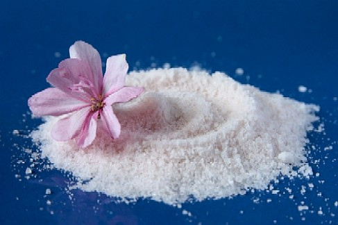 Muối ăn tẩy tế bào chết. Muối ăn rất dễ hoàn tan trong nước, sau đó dùng nước muối xoa lên làn da và massage nhẹ nhàng, có thể tẩy đi những bụi bẩn và tế bào chết, đồng thời duy trì độ ẩm cho da, đây là phương pháp vô cùng đơn giản và dễ thực hiện. Muối ăn tẩy tế bào chết. Muối ăn rất dễ hoàn tan trong nước, sau đó dùng nước muối xoa lên làn da và massage nhẹ nhàng, có thể tẩy đi những bụi bẩn và tế bào chết, đồng thời duy trì độ ẩm cho da, đây là phương pháp vô cùng đơn giản và dễ thực hiện.