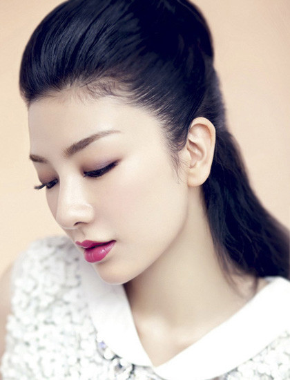 Huỳnh Dịch lại suốt ngày khổ sở vì chiếc mũi to. Nếu mũi nhỏ hoặc thấp có thể trang điểm để che khuyết điểm nhưng với mũi to thì đó là một vấn đề nan giải. Huỳnh Dịch lại suốt ngày khổ sở vì chiếc mũi to. Nếu mũi nhỏ hoặc thấp có thể trang điểm để che khuyết điểm nhưng với mũi to thì đó là một vấn đề nan giải.