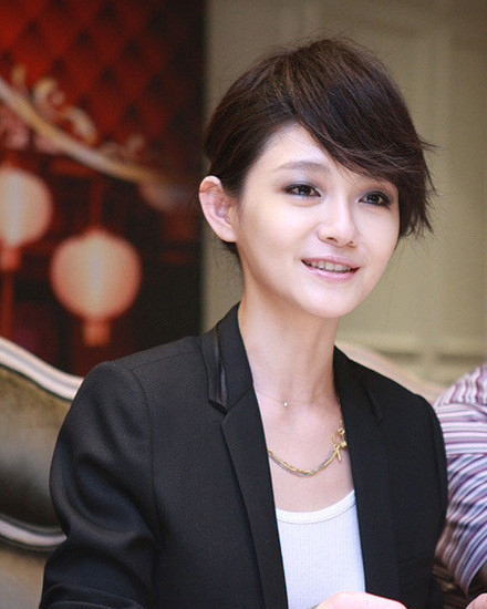 Kích thước đôi tai không hợp với kích thước của khuôn mặt. Kích thước đôi tai không hợp với kích thước của khuôn mặt.