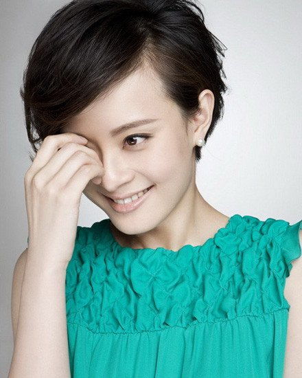 Tôn Lệ lại "mất ăn mất ngủ" vì cái trán ngoại cỡ của mình. Tôn Lệ lại "mất ăn mất ngủ" vì cái trán ngoại cỡ của mình.