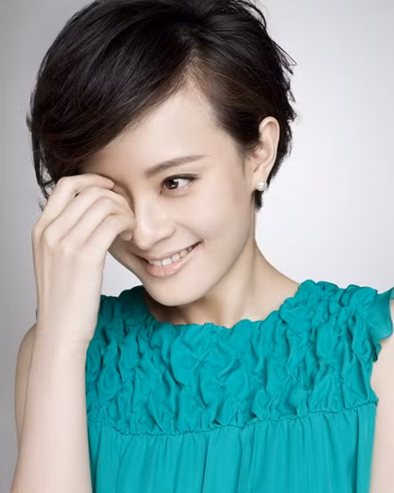 Tôn Lệ lại "mất ăn mất ngủ" vì cái trán ngoại cỡ của mình. Tôn Lệ lại "mất ăn mất ngủ" vì cái trán ngoại cỡ của mình.