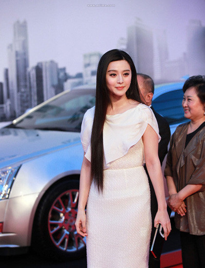 Nhưng để mặt không quá gầy thì yêu cầu Phạm Băng Băng không được giảm cân, nhưng như thế lại khiến dáng người cô phát phì. Nhưng để mặt không quá gầy thì yêu cầu Phạm Băng Băng không được giảm cân, nhưng như thế lại khiến dáng người cô phát phì.