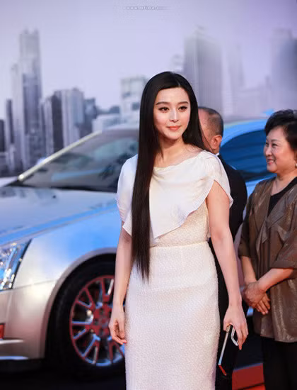 Nhưng để mặt không quá gầy thì yêu cầu Phạm Băng Băng không được giảm cân, nhưng như thế lại khiến dáng người cô phát phì. Nhưng để mặt không quá gầy thì yêu cầu Phạm Băng Băng không được giảm cân, nhưng như thế lại khiến dáng người cô phát phì.