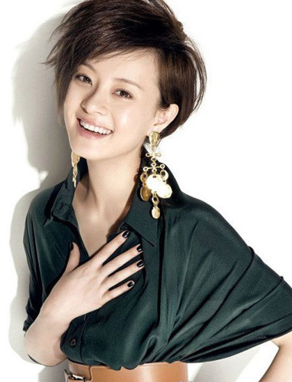 Cho nên dù đóng phim cổ trang hay hiện đại Tôn Lệ luôn sử dụng tóc để che trán và không bao giờ để trán không. Cho nên dù đóng phim cổ trang hay hiện đại Tôn Lệ luôn sử dụng tóc để che trán và không bao giờ để trán không.