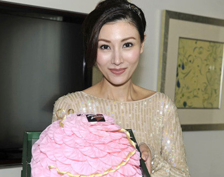 Cùng năm tháng và tuổi tác khuôn mặt cựu hoa hậu càng nhọn hơn và thiếu nét hơn. Cùng năm tháng và tuổi tác khuôn mặt cựu hoa hậu càng nhọn hơn và thiếu nét hơn.