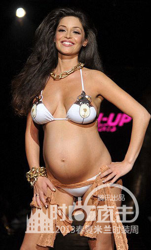 Khoe ba vòng với bikini.