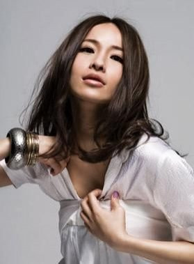 Đa số khi muốn thể hiện phong cách quyến rũ thì người đẹp phải cho thấy được sự đầy đặn của ba vòng, nhưng với Tiêu Á Hiên mà nói, người chỉ là "da bọc xương" thì vẻ đẹp gợi cảm này cũng thật bất thường. Đa số khi muốn thể hiện phong cách quyến rũ thì người đẹp phải cho thấy được sự đầy đặn của ba vòng, nhưng với Tiêu Á Hiên mà nói, người chỉ là "da bọc xương" thì vẻ đẹp gợi cảm này cũng thật bất thường.