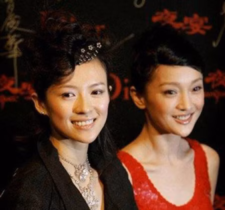 Cả Chương Tử Di và Châu Tấn đề sở hữu gương mặt thon nhỏ và cằm nhọn cuốn hút, ở góc độ này cho thấy vẻ đẹp của hai người khá giống nhau.