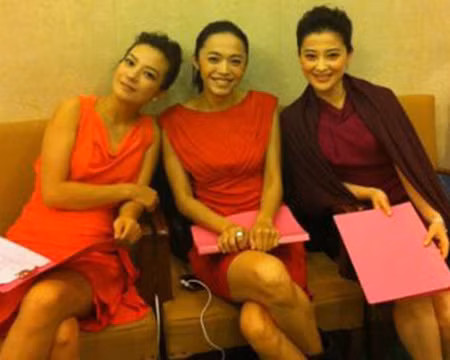 Triệu Vy và Diêu Thần cùng diện váy đỏ ai sẽ "bốc lửa" hơn?