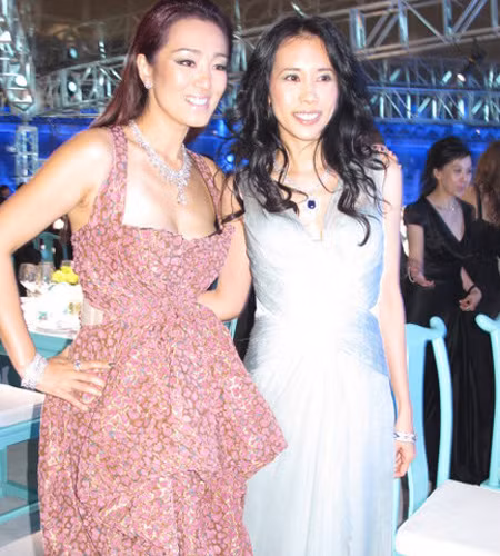 Củng Lợi với vẻ đẹp đẫy đà gợi cảm hoàn toàn trái ngược với Mạc Văn Úy mảnh mai, thanh lịch.