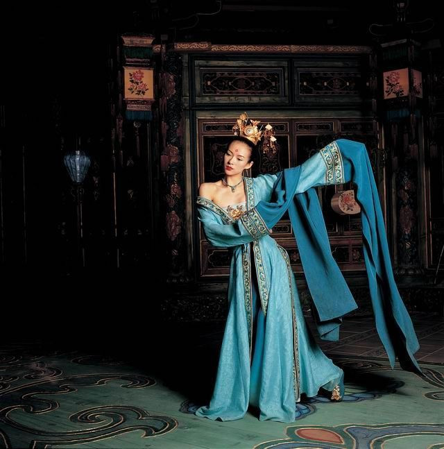 Chương Tử Di, ngôi sao màn bạc nổi tiếng khắp châu Á nhưng ít ai biết bước khởi điểm của cô lại là nghề múa. Chương Tử Di, ngôi sao màn bạc nổi tiếng khắp châu Á nhưng ít ai biết bước khởi điểm của cô lại là nghề múa.