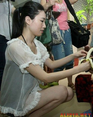 Trong lúc đó hoa hậu cũng chẳng hơn là mấy.