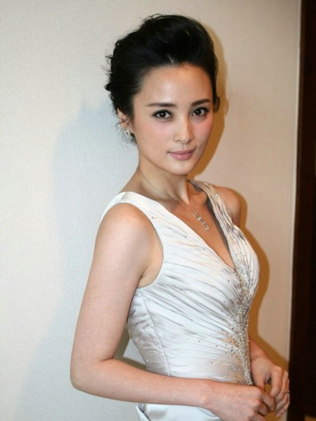 Một người đẹp khác của Trùng Khánh, người đẹp cổ trang, ngọc nữ nổi tiếng một thời Tưởng Cần Cần đã hơn 40 nhưng khuôn mặt vẫn mãi tươi tắn.