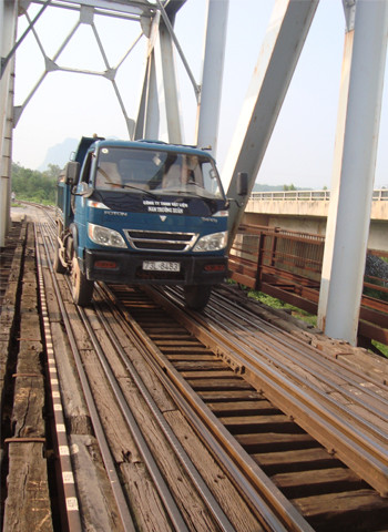 Và cả ô tô đi trên cầu đường sắt Long Đại - Quảng Bình. Ảnh: Trần Duy Tuấn Và cả ô tô đi trên cầu đường sắt Long Đại - Quảng Bình. Ảnh: Trần Duy Tuấn