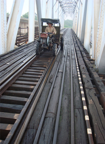 Công nông đi trên cầu đường sắt Long Đại - Quảng Bình. Ảnh: Trần Duy Tuấn Công nông đi trên cầu đường sắt Long Đại - Quảng Bình. Ảnh: Trần Duy Tuấn