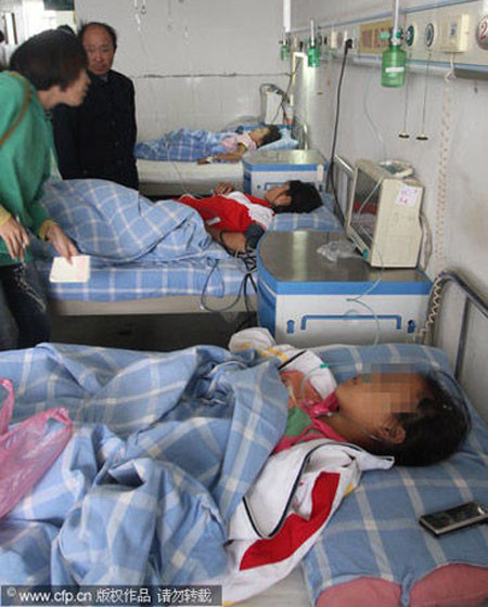 Ba học sinh đang được cấp cứu tại bệnh viện