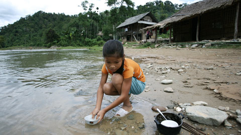 Dòng suối Nậm Hinh là nơi tắm giặt, rửa chén bát… Dòng suối Nậm Hinh là nơi tắm giặt, rửa chén bát…