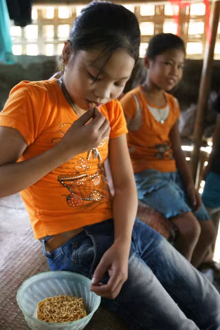 Ngày chỉ 2 bữa trưa và chiều nhưng không phải bữa nào cũng có gạo thổi cơm. Đặc biệt, những đợt nước lên không dám về nhà vì nguy hiểm thì mì tôm là món thường trực của cả nhóm.