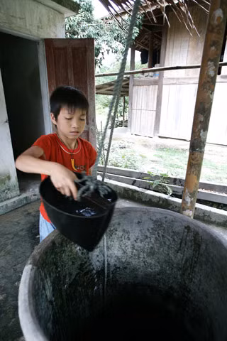 Nước dùng nấu nướng xin ở giếng một gia đình trong bản.