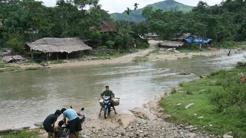 Căn nhà trọ của 6 học sinh nam nữ từ lớp 6 đến lớp 8 nằm gần mép con suối Nậm Hinh, do một người dân bản dựng lên. Căn nhà trọ của 6 học sinh nam nữ từ lớp 6 đến lớp 8 nằm gần mép con suối Nậm Hinh, do một người dân bản dựng lên.