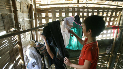 Xa gia đình, Vi Văn Thắng (HS lớp 6C) tự nấu nướng, giặt giũ cũng như các anh, chị cùng lán trọ. Xa gia đình, Vi Văn Thắng (HS lớp 6C) tự nấu nướng, giặt giũ cũng như các anh, chị cùng lán trọ.